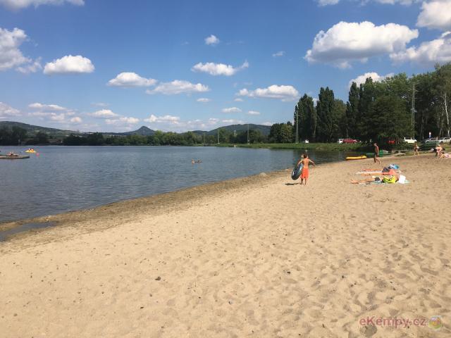 Jezero Chmelař a kemp Úštěk